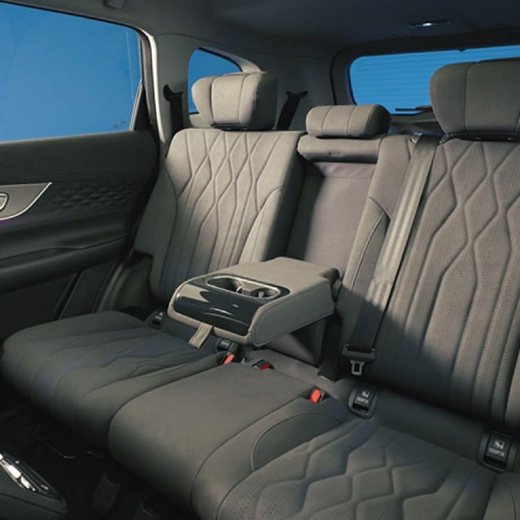 Spacious Seating for Seven